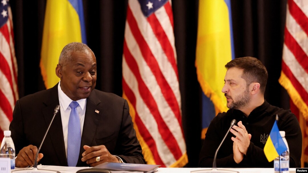 Menteri Pertahanan Amerika Serikat Lloyd Austin dan Presiden Ukraina Volodymyr Zelenskyy menghadiri pertemuan Grup Kontak Pertahanan Ukraina di Pangkalan Udara Ramstein di Jerman, 6 September 2024.