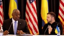 Menteri Pertahanan Amerika Serikat Lloyd Austin dan Presiden Ukraina Volodymyr Zelenskyy menghadiri pertemuan Grup Kontak Pertahanan Ukraina di Pangkalan Udara Ramstein di Jerman, 6 September 2024.