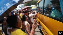 On April 17, 2024, Yangon, Myanmar, prisoners on the bus were welcomed by their families after being released from Insein Prison. Myanmar's military junta pardoned more than 3,000 prisoners on Wednesday to mark this week's traditional New Year holiday.