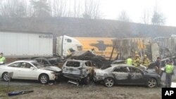 Algunos de los 95 vehículos involucrados en una serie de accidentes en la carretera interestatal 77, cerca de los límites de Virginia y Carolina del Norte, en Galax, Virginia, el domingo 31 de marzo de 2013. 