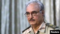 Jenderal Khalifa Haftar, pemimpin LNA, dalam konferensi pers di Benghazi (foto: dok).