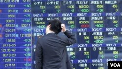 El índice Nikkei en Japón cerró en leve alza antes del anuncio de Fitch, pero Nueva York y otros mercados bajan.