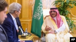 Američki državni sekretar Džon Keri sa saudijskim zvaničnicima