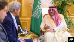 John Kerry hamwe n'Umwami Salman wa Arabiya sawudite Mideast Saudi U.S. Kerry