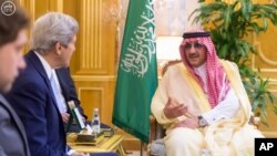 John Kerry dan Putra Mahkota Saudi Pangeran Mohammed bin Naif bin Abdulaziz. Jeddah, Saudi Arabia (Saudi Press Agency via AP)