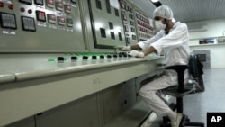 Один из техников за пультом управления на заводе по переработке урана в Исфахане, Иран (архивное фото)