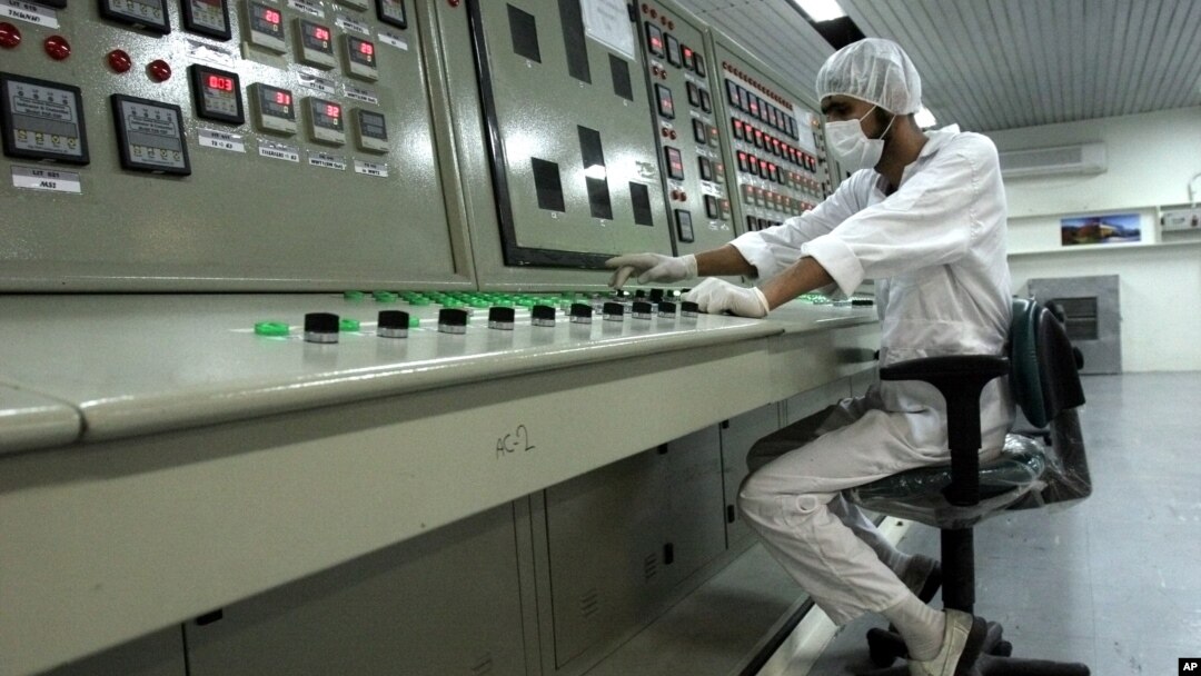 Seorang teknisi bekerja pada fasilitas pengayaan Uranium Iran di luar kota Isfahan, selatan Teheran (foto: dok). Pentagon memiliki rencana serangan cyber 'Nitro Zeus' untuk melumpuhkan sistem komunikasi Iran, jika diplomasi nuklir gagal. 