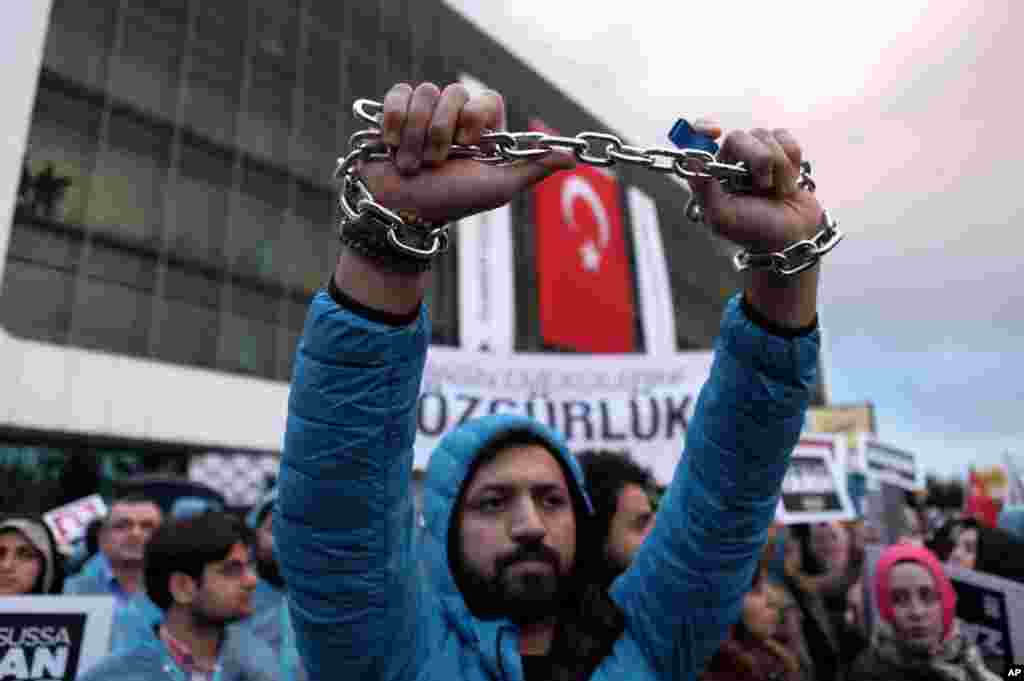 Thousands of people gather in solidarity outside Zaman newspaper in Istanbul, after a local court ordered Turkey&#39;s largest-circulation, opposition newspaper be placed under the management of trustees - a move that heightens concerns over deteriorating press freedoms.&nbsp;