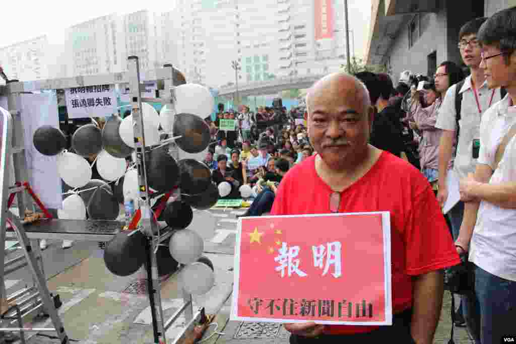 香港记者协会等8个传媒组织在明报工业中心外集会，声援明报员工，要求明报撤回解雇决定，并呼吁各界一同守护守护新闻自由及明报（2016年5月2日，美国之音海彦拍摄）