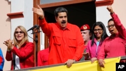 니콜라스 마두로 베네수엘라 대통령이 23일 베네수엘라 카라카스의 미라플로레스 대통령궁에서 집회에 모인 지지자들을 향해 손을 흔들고 있다. 