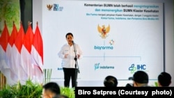 Menteri BUMN Erick Thohir menyampaikan bahwa BUMN Farmasi berkomitmen memperkuat sistem kesehatan nasional dengan memproduksi bahan baku obat di negeri sendiri dalam acara Groundbreaking Bali International Hospital, di Bali, pada 27 Desember 2021. (Foto: Biro Setpres)