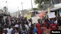 Manifestation dans Port-au-Prince, Haiti, 25 janvier 2016. 