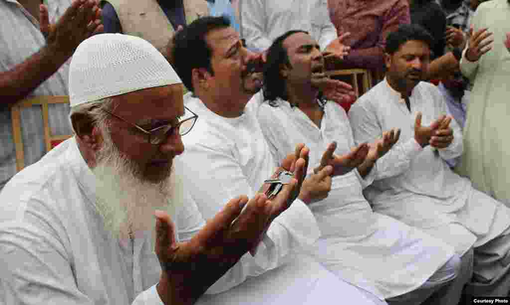 امجد صابری کے بھائی طلحہ صابری اور دیگر رشتے دار دعا کرتے ہوئے