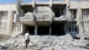 بیمارستان الطبقه، که در نزدیکی پایگاه هوایی به همین نام واقع است، در اثر بمباران هوایی ارتش سوریه تخریب شد - طبقه، اول شهریور