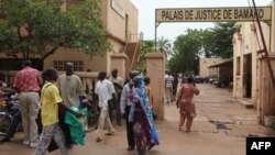 People walk in front of the 'Palace of Justice' courthouse in Bamako, August 28, 2012. 