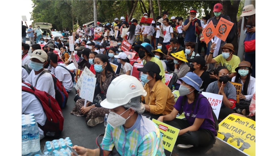 Aksi unjuk rasa di depan Kedutaan Besar Indonesia (KBRI) di Yangon, Myanmar, 23 Februari 2021. (Foto: VOA Rangoon bureau).