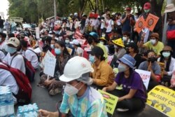 Aksi unjuk rasa di depan Kedutaan Besar Indonesia (KBRI) di Yangon, Myanmar, 23 Februari 2021. (Foto: VOA Rangoon bureau).