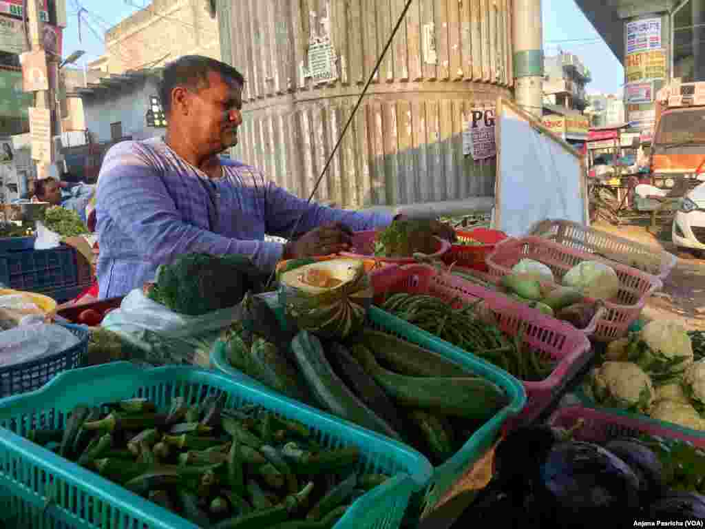 Pedagan buah Khubi Ram beralih menjual sayuran setelah larangan mata uang bulan November ketika bisnis bangkrut.