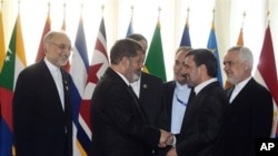 Presiden Iran Mahmoud Ahmadinejad menyambut President Mesir Mohammed Morsi di Teheran (foto: dok). Hubungan kedua negara membaik sejak Morsi menjabat Presiden Mesir. 