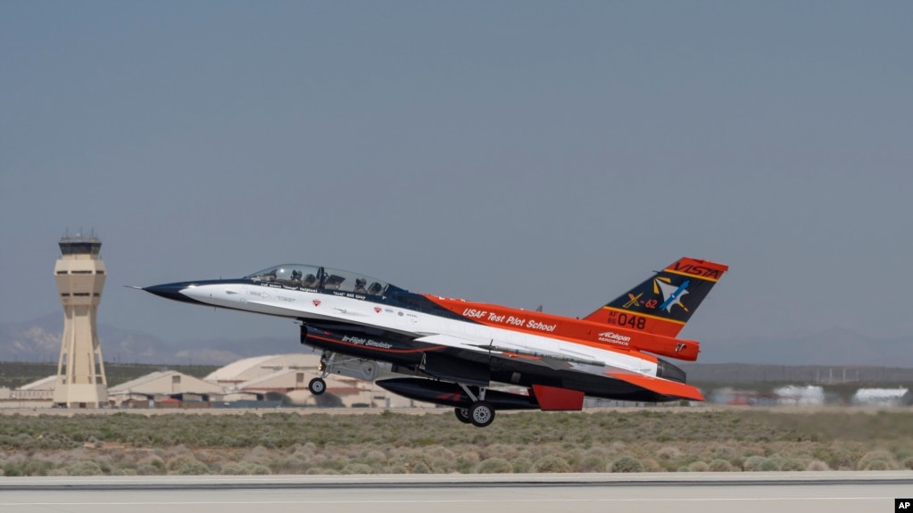 资料照片：人工智能驾驶的美国空军F-16战斗机在加利福尼亚州爱德华兹空军基地起飞。（2024年5月2日）(photo:VOA)
