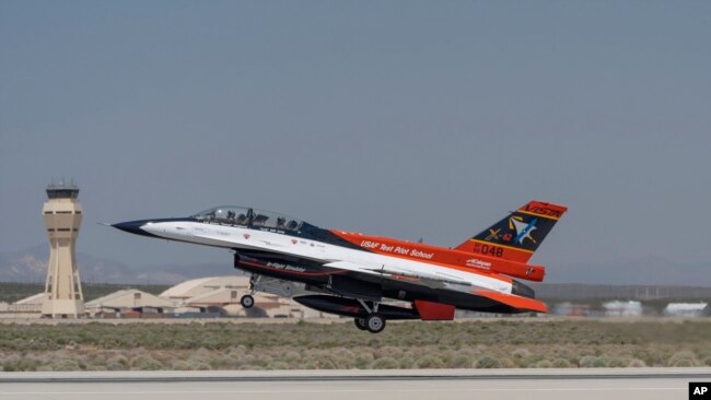 Самолет X-62A VISTA, экспериментальный истребитель F-16 ВВС США с искусственным интеллектом, взлетает, на авиабазе Эдвардс, Калифорния, 2 мая 2024 года