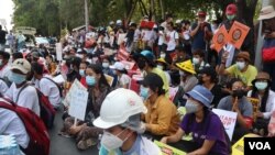 Aksi unjuk rasa di depan Kedutaan Besar Indonesia di Yangon, Myanmar, 23 Februari 2021. (Foto: VOA Biro Yangon).