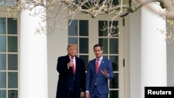 El presidente Donald Trump saluda a medios de comunicación junto a el líder de la oposición de Venezuela, Juan Guaido, antes de mantener conversaciones en la Casa Blanca en Washington, EE. UU., 5 de febrero de 2020.