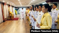 Participants hold lit candles and take part in a moment of silence for 89 seconds to remember King Rama IX, during the candle-lighting ceremony to pay homage to King Bhumibol Adulyadej's Memorial Day at the Royal Thai Embassy Washington, DC. Oct 11, 2019.