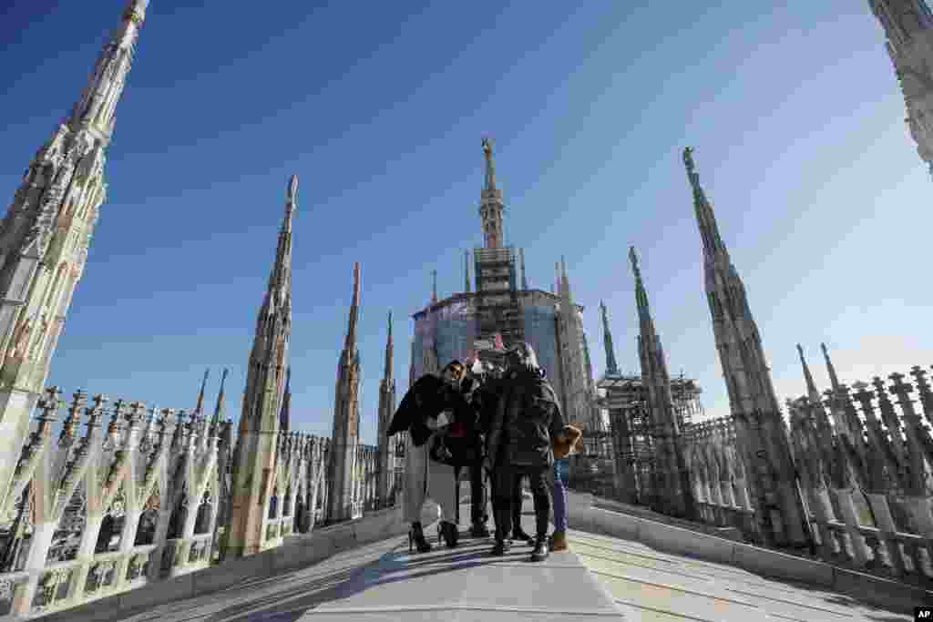 신종 코로나바이러스 방역 방침 완화로 다시 문을 연 이탈리아 밀라노 두오모 대성당 지붕에서 관광객들이 사진을 찍고 있다.