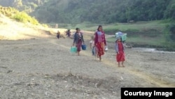 ဘူးသီးတောင်မြို့နယ် အနီးတွင် ဖြစ်ပွားခဲ့သော တိုက်ပွဲများကြောင့် တိမ်းရှောင်ထွက်ပြေးလာခဲ့ကြသော စစ်ရှောင်များ။ (ဓာတ်ပုံ - Rakhine Ethnics Congress)