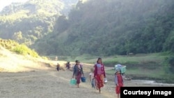 ရခိုင်ပြည်နယ်တွင်း ဖြစ်ပွားခဲ့သော တိုက်ပွဲများကြောင့် တိမ်းရှောင်ထွက်ပြေးလာခဲ့ကြသော ရခိုင်စစ်ရှောင်များ။ (ဓာတ်ပုံ -Rakhine Ethnics Congress)