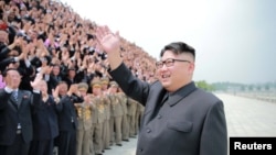 김정은 북한 노동당 위원장이 중거리 탄도미사일 무수단(북한명 '화성-10') 시험발사에 참여한 관계자들과 금수산 태양궁전에서 기념사진을 찍었다고 관영 조선중앙통신이 29일 보도했다.