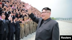 김정은 북한 노동당 위원장이 중거리 탄도미사일 무수단(북한명 '화성-10') 시험발사에 참여한 관계자들과 금수산 태양궁전에서 기념사진을 찍었다고 관영 조선중앙통신이 지난해 6월 보도했다.