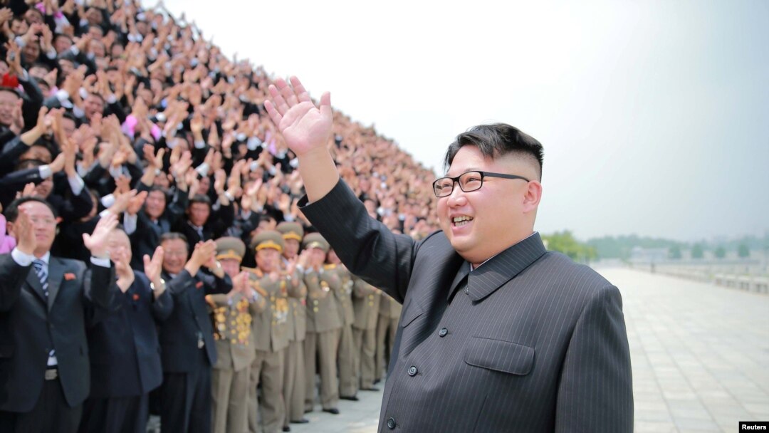 Lãnh tụ Kim Jong Un vẫy chào các giới chức Bắc Triều Tiên.