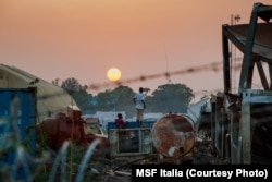 Une image tirée du film sur les déplacés du Soudan du Sud dans le cadre de "Experience", une installation de réalité virtuelle de MSF Italie à Rome, le 15 juin 2016.
