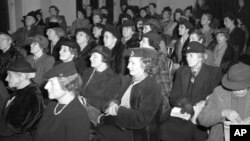 Réunion des suffragettes à Londres le 14 février 1945 lors de la célébration du 27e anniversaire du droit de vote des femmes britanniques.