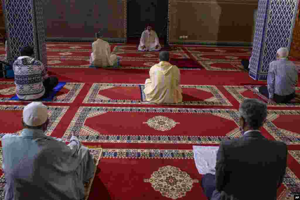 بازگشایی مساجد در شهر رباط پایتخت مراکش. مومنان با رعایت فاصله گذاری اجتماعی نیایش می‌کنند. در مراکش ۱۶۷ هزار مورد کرونا و ۲۸۰۰ مرگ ثبت شده است.