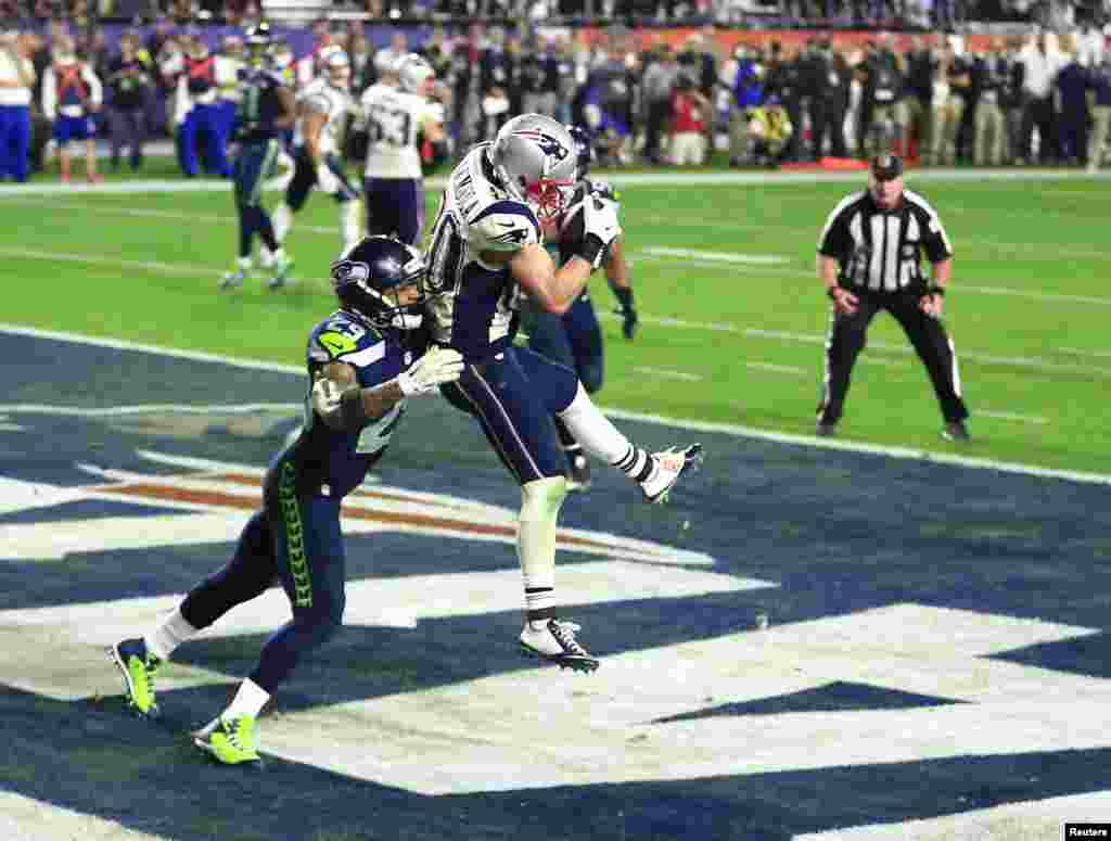 Pemain Patriots (New England) Danny Amendola (80) menangkap bola melewati pemain Seahawk (Seattle) Earl Thomas (29) dalam perempat waktu pertandingan sepakbola Amerika NFL Super Bowl XLIX di stadion University of Phoenix, Glendale, AZ (1/2)
