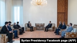 Suriya Prezidenti Bashar Assad Birlashgan Arab Amirliklari Tashqi ishlar vaziri Shayx Abdulla bin Zayid al-Nahyon (so'lda, markazda) bilan uchrashmoqda, Damashq, 9-noyabr, 2021-yil