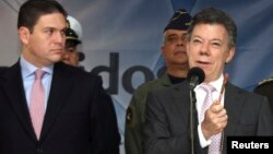 El Ministro de Defensa de Colombia, Juan Carlos Pinzón, (izq) recibió las instrucciones del presidente Juan Manuel Santos para coordinar con el CICR la liberación de los secuestrados. 