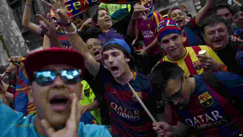 Les Supporters du FC Barcelone fêtent la victoire des Catalans, le 14 mai 2016.