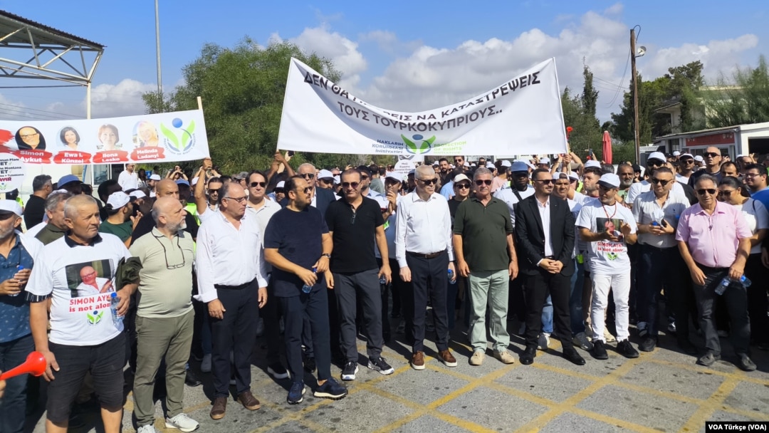 Kıbrıs’ta Rum tarafıyla Türk tarafı arasındaki toprak mülkiyeti geriliminde son olarak kuzeyde yatırımı olan iş insanlarına yönelik tutuklamalar nedeniyle bugün Lefkoşa’daki Metehan Sınır Kapısı’nda protesto gösterisi yapıldı.