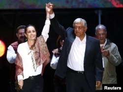 Claudia Sheinbaum (L), candidata al alcalde de Ciudad de México, y el candidato presidencial mexicano Andrés Manuel López Obrador durante el mitin de cierre de campaña de AMLO en el estadio Azteca, en la Ciudad de México, México el 27 de junio de 2018. REUTERS / Edgard Garrido