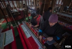 A group of Kashmiri artisans prepare a Kani shawl at their workshop on the outskirts of Srinagar, Indian-administered Kashmir, on Dec. 4, 2024. (Wasim Nabi for VOA)