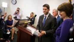 Ketua DPR AS Paul Ryan (kedua dari kanan) memberikan keterangan pers usai pertemuan kaukus partai Republik di Capitol Hill (26/4).