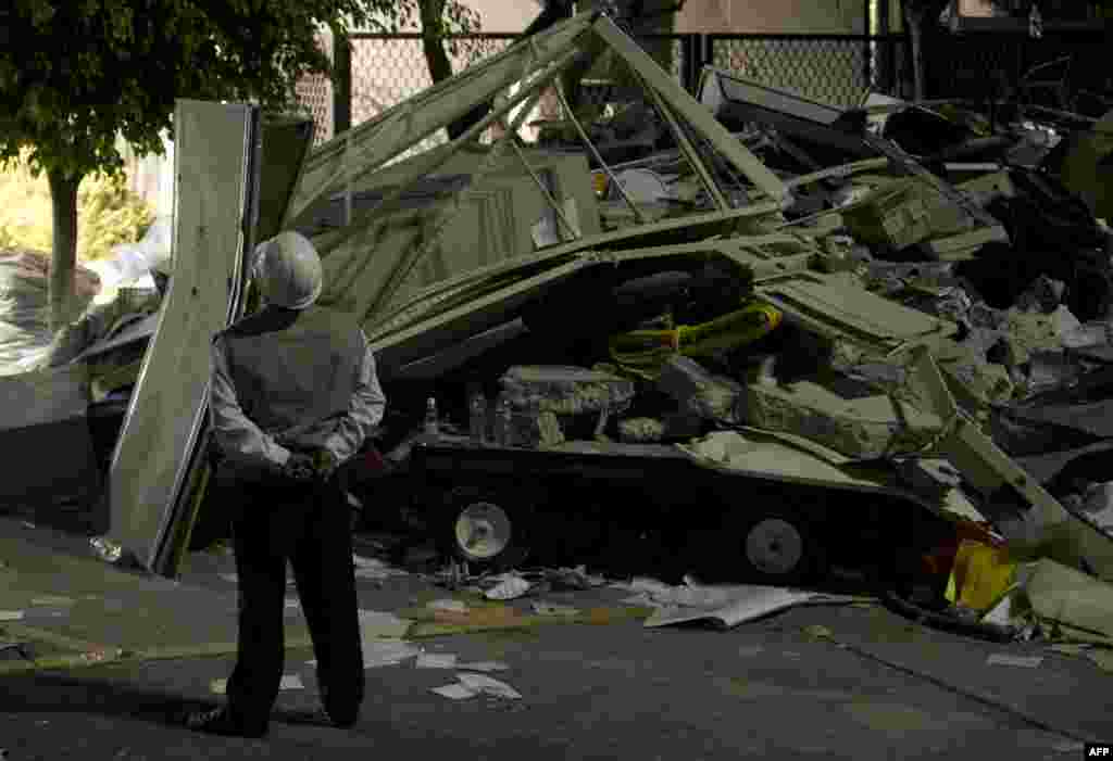 Sebuah ledakan mengguncang gedung pencakar langit milik perusahaan minyak negara Meksiko, PEMEX, 31 Januari 2013. Dilaporkan 25 orang meninggal dan 101 lainnya terluka dalam insiden di bangunan berlantai 54 di Mexico City tersebut. 