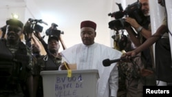 Niger's incumbent President Mahamadou Issoufou votes at a polling station during the country's presidential and legislative elections in Niamey, Niger, Feb. 21, 2016. 