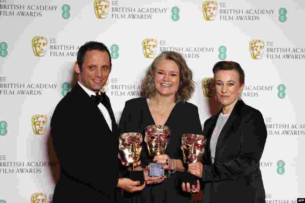 برطانوی فلم ساز مارک جینکن، پروڈیوسر لن ویٹ اور اداکارہ و فلمساز کیٹ بائیرز کو آؤٹ اسٹینڈنگ ڈیبیو کا ایوارڈ دیا گیا ہے۔&nbsp; &nbsp;