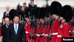 El presidente chino, Xi Jinping, y el príncipe británico Felipe pasan revista a la guardia de honor durante la ceremonia de bienvenida en Londres, el martes, 20 de octubre de 2015.