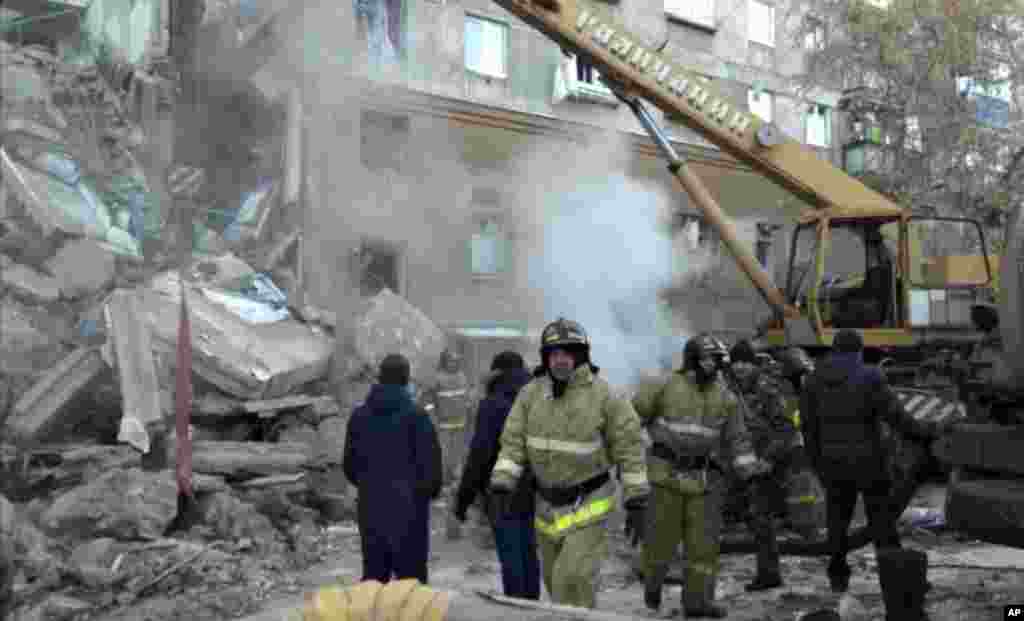 روز دوشنبه رسانه های روسیه گزارش دادند فرو ریختن ساختمانی در شهر ماگنیتوگورسک روسیه چند کشته و زخمی برجای گذاشت.